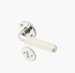 Funkistrycke Byggfabriken benvit profilknopp rosett nyckelskylt